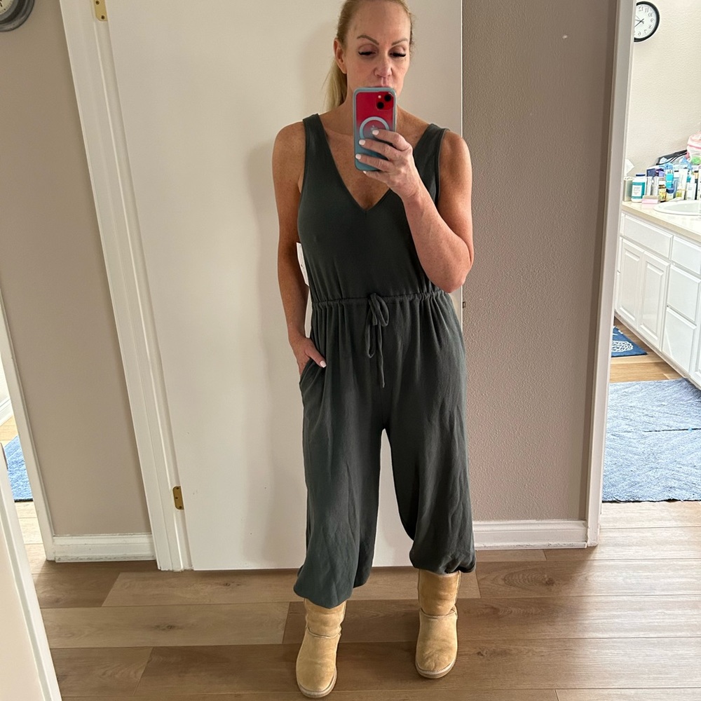 Spiritual Gangster olive colored super soft jumper with tags. Never worn